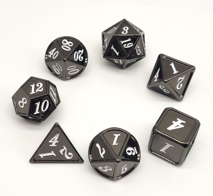 손은 지하 감옥과 흑룡을 위해 Black Metal RPG 주사위 훈도병을 새겼습니다