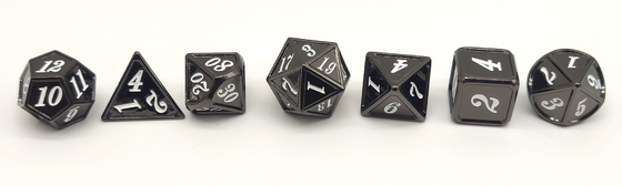손은 지하 감옥과 흑룡을 위해 Black Metal RPG 주사위 훈도병을 새겼습니다