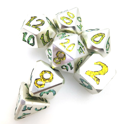 망치와 Yahtzee 착용 저항하는 작은 D20 거푸집을 위해 닦는 방습 손