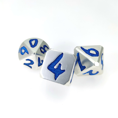 손은 절묘한 선물 상자가 Rpg 게임을 위한 푸른 은메달 다면체 주사위 세트를 패키징하면서 DND를 새겼습니다