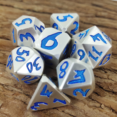 손은 절묘한 선물 상자가 Rpg 게임을 위한 푸른 은메달 다면체 주사위 세트를 패키징하면서 DND를 새겼습니다